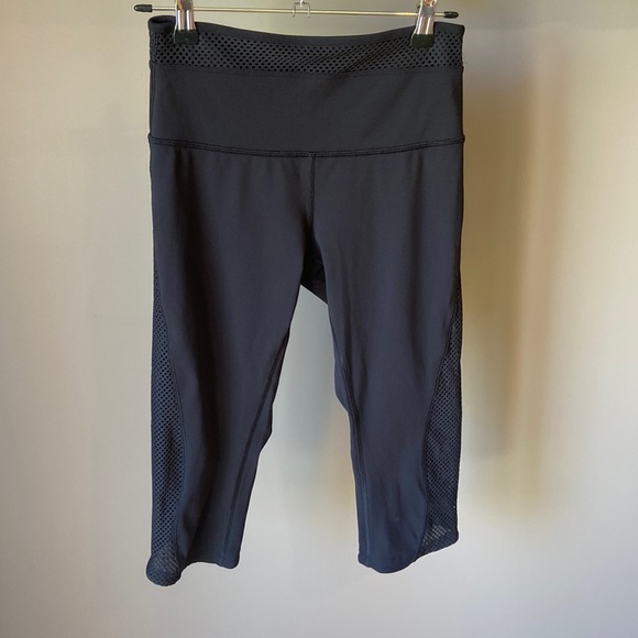 Lululemon black capris size 6 - Picture 1 of 6